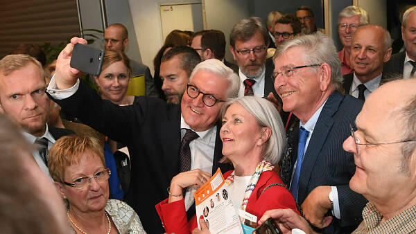 Themenbild: Der Bundespräsident Frank-Walter Steinmeier inmitten von Besuchern Themenbild: Der Bundespräsident Frank-Walter Steinmeier inmitten von Besuchern