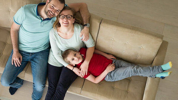 Themenbild: Familie auf Sofa