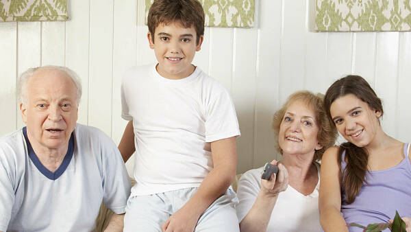 Themenbild: Familie auf Sofa