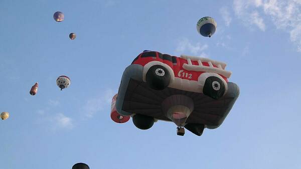 Themenbild: Ein Ballon in Form eines Feuerwehrwagens mit der Notrufnummer 112 an der Seite