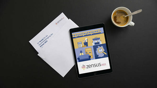 Themenbild: Ein Tablet liegt auf dem Tisch, geöffnet ist die Seite Zensus 2022 Themenbild: Ein Tablet liegt auf dem Tisch, geöffnet ist die Seite Zensus 2022