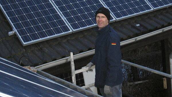 Themenbild: Martin Kutscher bei der Installierung der Solar-Panels auf dem Dach