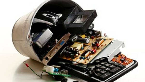Themenbild: Ein Mülleimer mit kleinen elektronischen Geräten Themenbild: Ein Mülleimer mit kleinen elektronischen Geräten