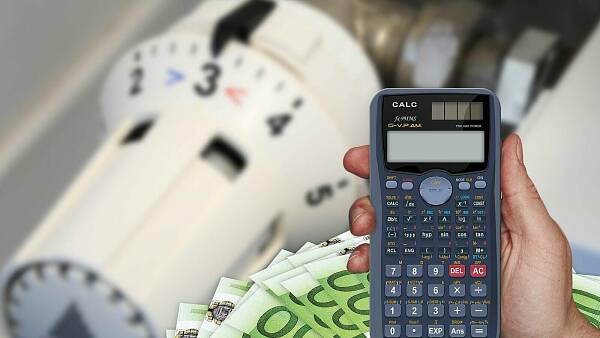 Themenbild: ein Heinzungsthermostat mit Geldscheinen und ein Taschenrechner Themenbild: ein Heinzungsthermostat mit Geldscheinen und ein Taschenrechner
