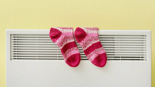 Themenbild: Wollsocken liegen über einer Heizung. Themenbild: Wollsocken liegen über einer Heizung.
