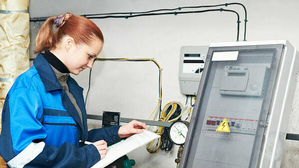 Themenbild: Ingenieurin checkt Heizanlage