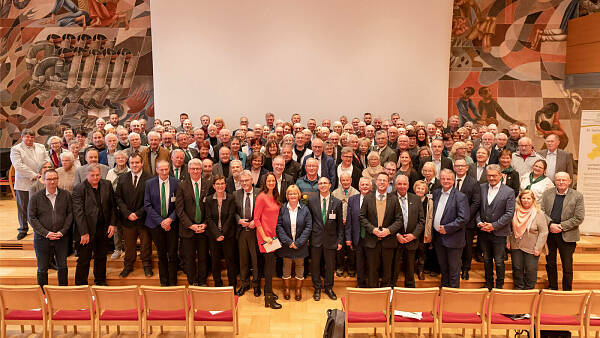 Themenbild: Viele menschen stehen für ein Gruppenfoto in der Dreikönigskirche zusammen