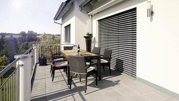 Themenbild: Ein balkon mit einem Esstisch und Stühlen. Die Fenster sind durch Außenjalousien geschützt.