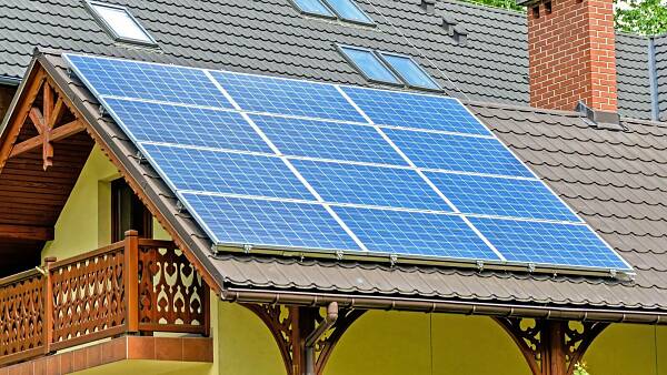 Themenbild: Solarpaneele auf einem alten Hausdach Themenbild: Solarpaneele auf einem alten Hausdach