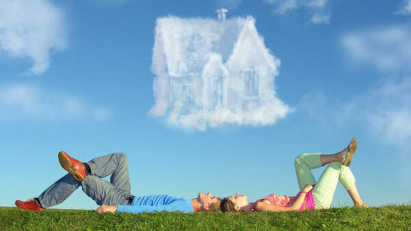 Themenbild: Paar träumt vom Haus (wolkenbild)