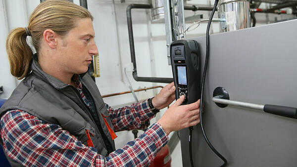 Themenbild: Techniker kontrolliert Wärmepumpe Themenbild: Techniker kontrolliert Wärmepumpe