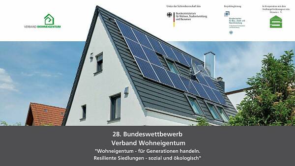 Themenbild: Share Pic mit Text zum Bundeswettbewerb und moderenes Einfamilienhaus mit PV-Anlage auf Dach