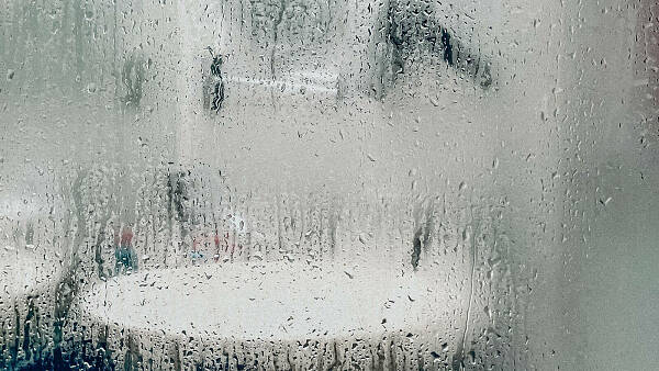Themenbild: Eine Duschenwand aus Glas mit Wasserdampf. Themenbild: Eine Duschenwand aus Glas mit Wasserdampf.