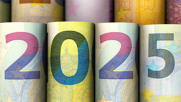 Themenbild: Aufgerollte Geldscheine, die die Jahreszahl 2025 ergeben. Themenbild: Aufgerollte Geldscheine, die die Jahreszahl 2025 ergeben.