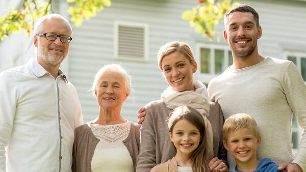Themenbild: 3 Generationen vor Haus