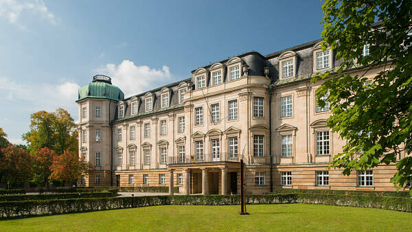Themenbild: Der Bundesfinanzhof in München unter blauem Himmel