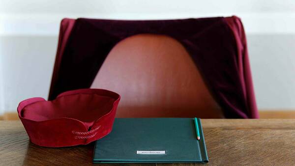 Themenbild: Ein Richterstuhl mit einer roten Robe.