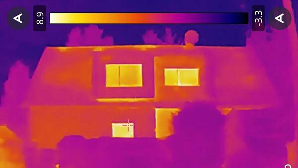Themenbild: Ein Haus, das mit einer Wärmebildkamera aufgenommen worden ist.
