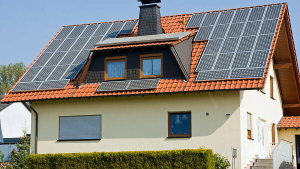 Themenbild: eine PV-Anlage auf einem Einfamilienhaus