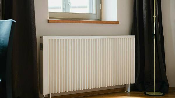 Themenbild: Heizkörper unter einem Fenster
