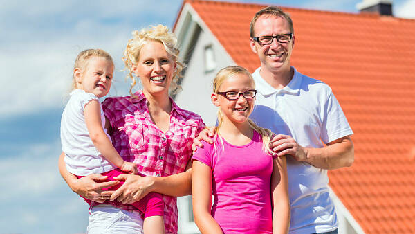 Themenbild: Familie vor eigenem Haus