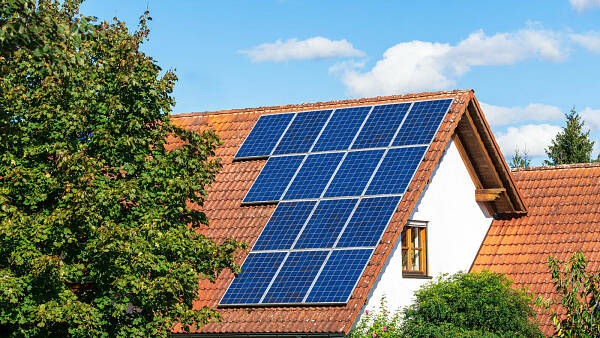Themenbild: Solarpanele auf Einfamilienhaus