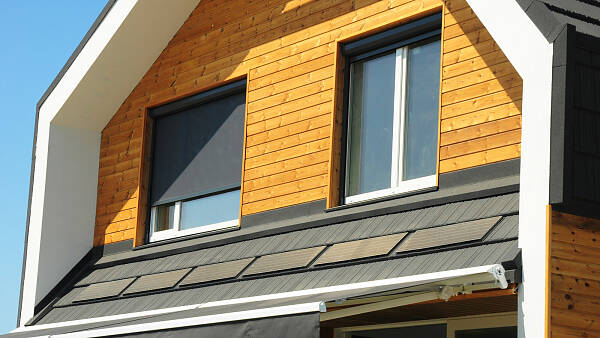 Themenbild: Hausfront mit Jalousien und Markise Themenbild: Hausfront mit Jalousien und Markise