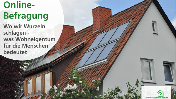 Themenbild: Obere Hälfte eines Hauses mit Photovoltaik auf dem Dach und Rosensträuchern davor. In einem runden Textfeld steht: Online-Befragung. Was Wohneigentum für die Menschen bedeutet.