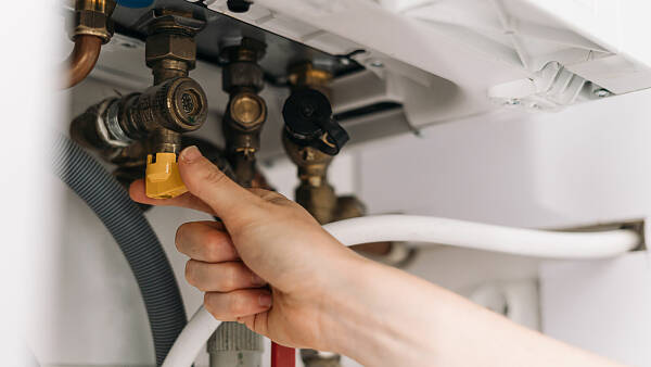 Themenbild: Hand an Gashahn