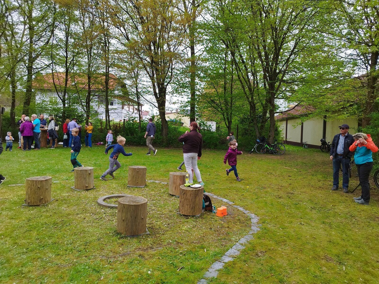 Kinder am Maibaumfest