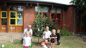 Verband für Wohneigentum spendet Obstbäume an Kindergärten  Der Verband für Wohneigentum Gemeinschaft Mittwald hat im Rahmen seiner Aktion „Bäume für Espelkamp“ einen Obstbaum mit den U3 Kindern an der AWO Kita Rahdener Strasse gepflanzt. Die Ki