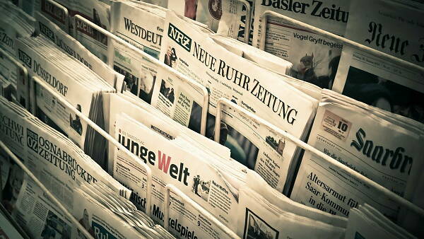 Themenbild: Zeitungen im Verkaufsständer