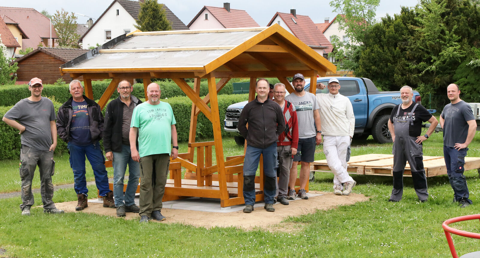 Zehn kräftige Jungs der Flosser Siedlergemeinschaft legten am Dienstagabend mächtig Hand an und platzierten das neue schattenspendende Holzhaus für Familien und Kinder auf dem Spielplatz im Ortsteil Ziegelhätte.