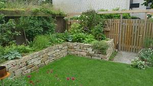 Steinmauer im Garten.