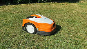 Mähroboter auf Rasen