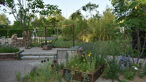 Naturnaher Garten mit Sitzfläche, Beeten und Mehr