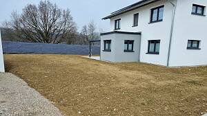 Neubau mit Erde drumherum