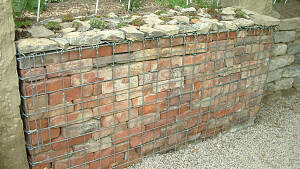 Gabionenmauer Klinkersteine Recycling