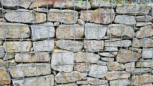 Gabionenmauer mit Bruchsteinen