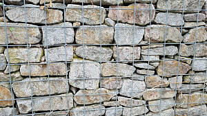Gabionenmauer mit Bruchsteinen