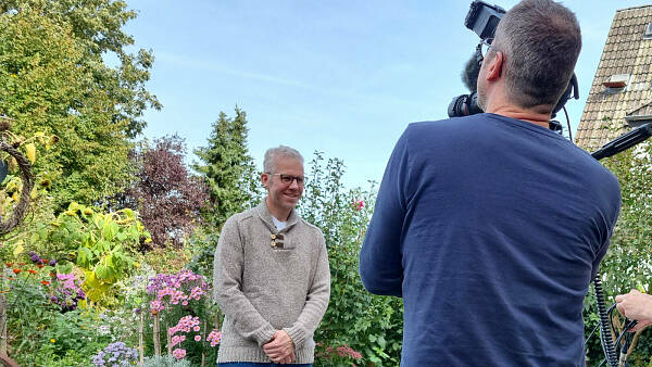 Themenbild: Unser Gartenberater beim Dreh mit demn ZDF