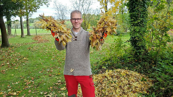 Themenbild: Philippe Dahlmann mit Herbstlaub