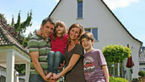 Themenbild: Familie im Garten