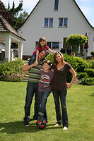 Familie im Garten Familie im Garten