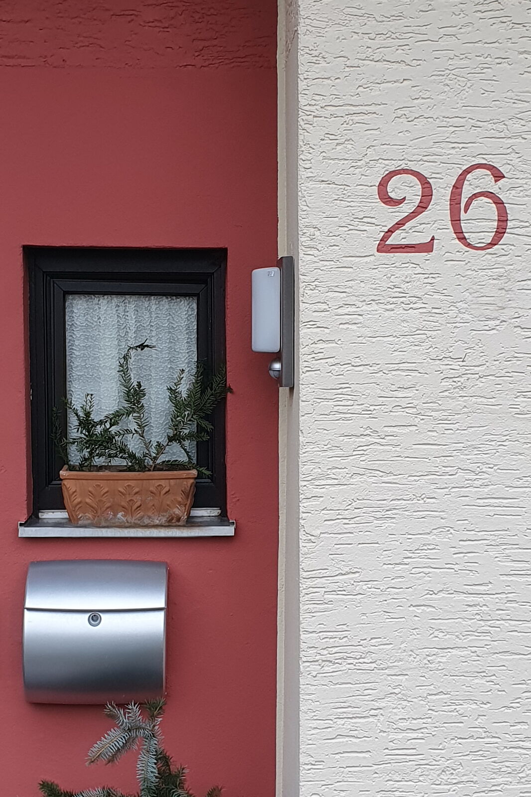 Hausnummer mit Eingangsbeleuchtung