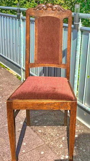 Alter Stuhl vor der Renovierung