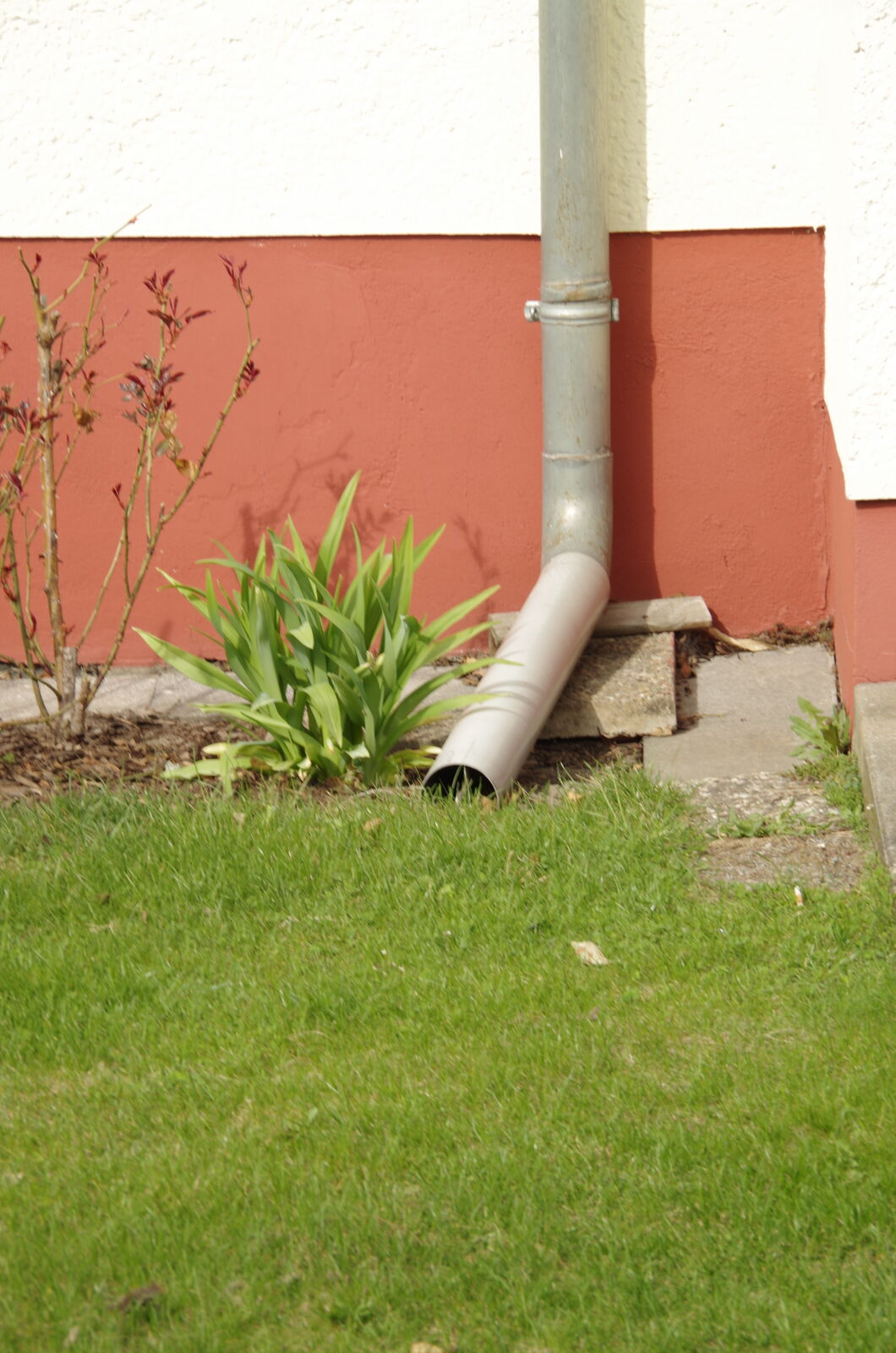 Regenwasser lässt sich leicht in eine Rasenfläche leiten.