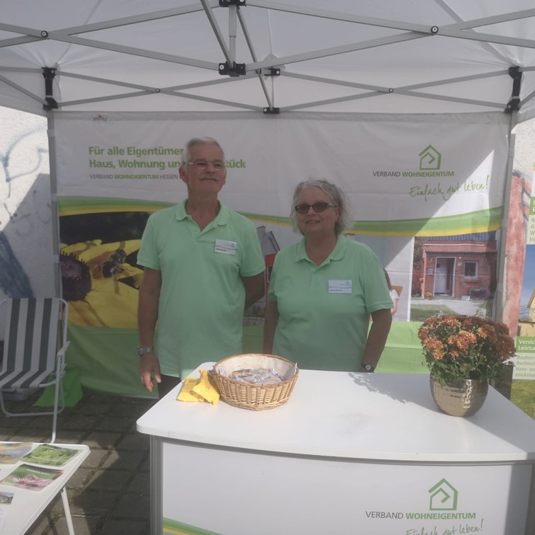 Germa Werner und Fred Fietzek auf dem Infostand bei der 900-Jahr-Feier