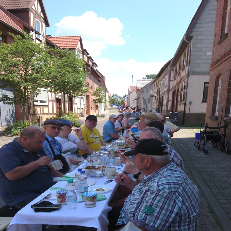 Lange Tafel mit der Mitgliedern der Gemeinschaft