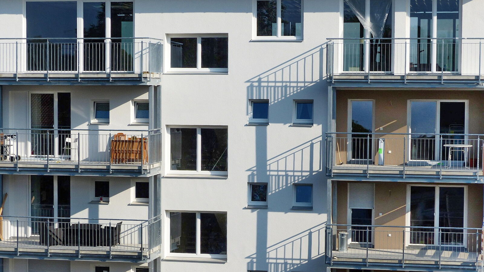 Mietshaus mit leer stehenden Wohnungen